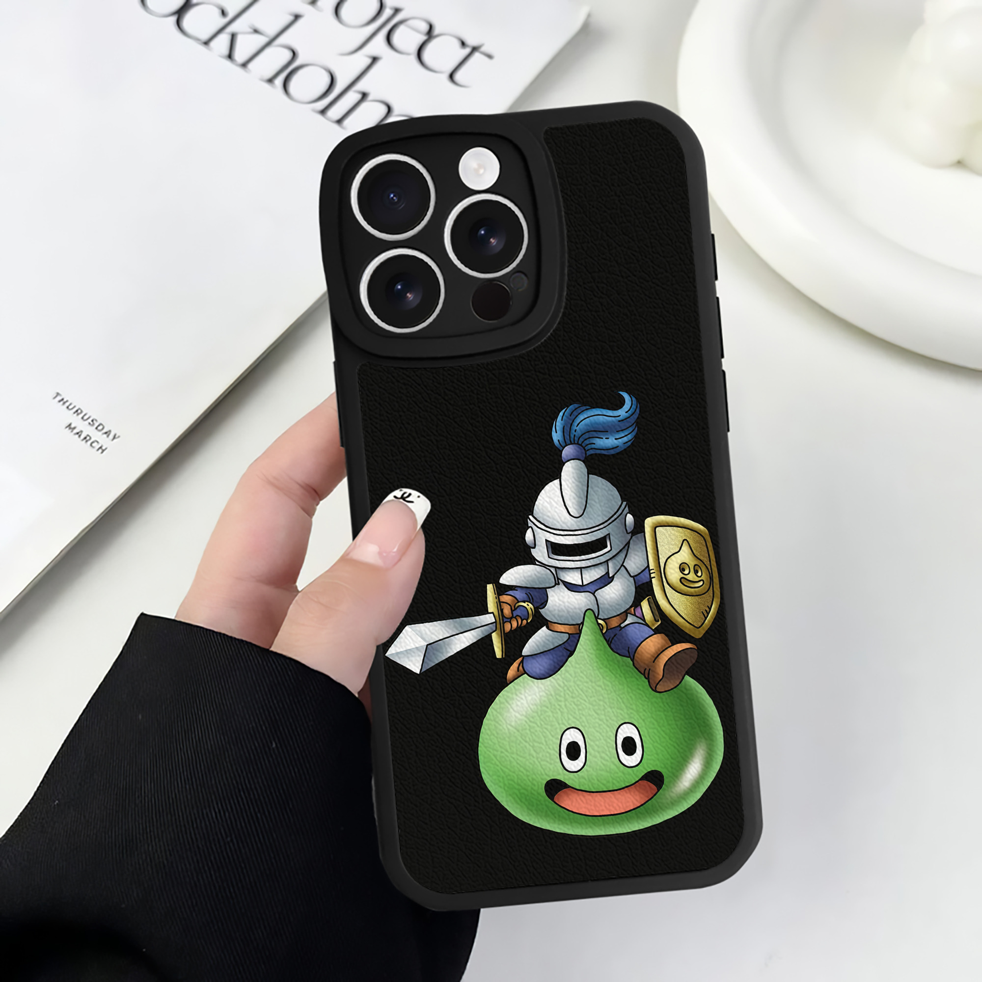 （画像用） ドラゴンクエスト Doragon Kuesuto Dragon Quest 【iPhone 16シリーズ対応】シリコンスマホケース（レザー調） 材質：シリコン